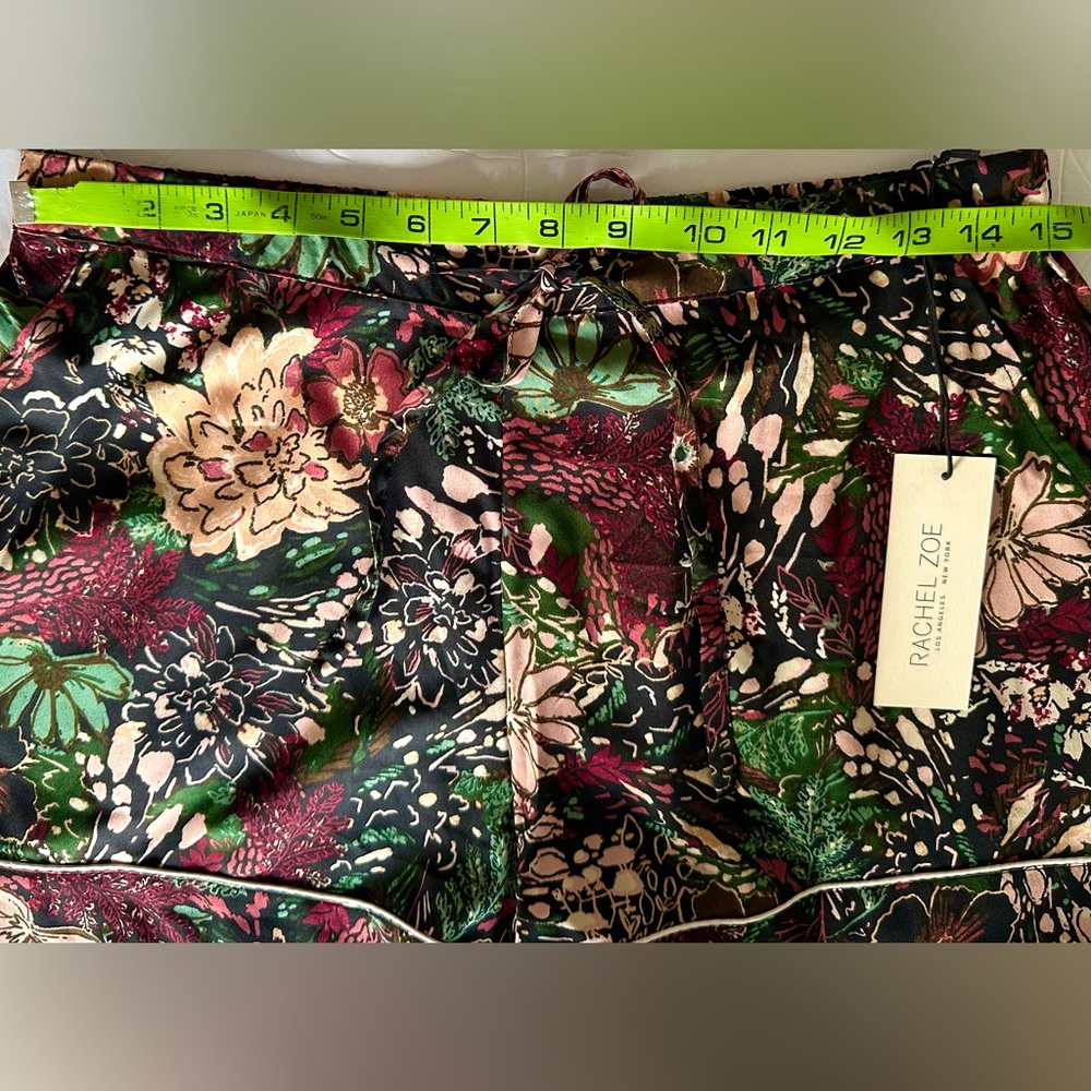 Rachel Zoe 2 Pajama Shorts Pockets Size Medium Front tie Elastic Waistband Back - Picture 7 of 9